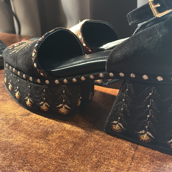 FARM Rio Black Velvet Platform Sandals - Picture 7 of 7